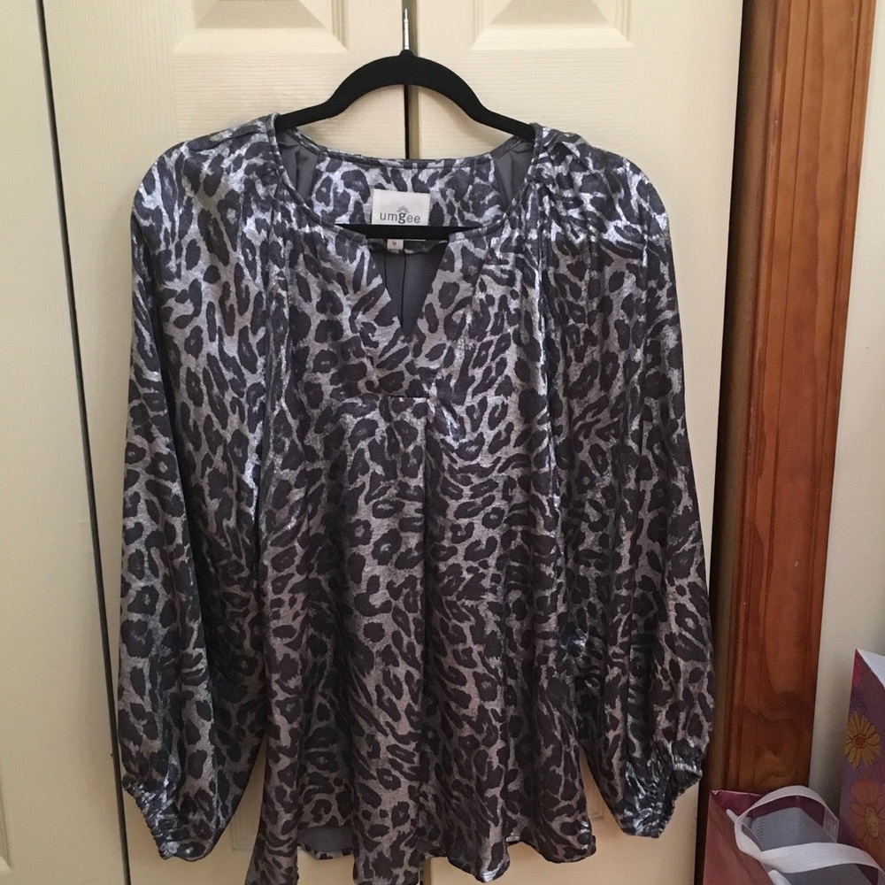 Umgee, Black & Silver Animal Print Blouse
S,M,L